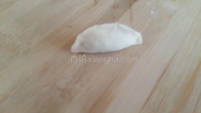 包上馅儿捏好，就像这样