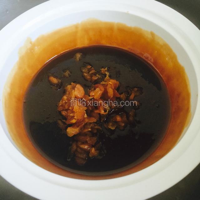 半小时后会发现，瓷锅里的阿胶黄酒已经开了，用木质材料的勺子转圈搅拌，加入桂圆肉，炖15分左右