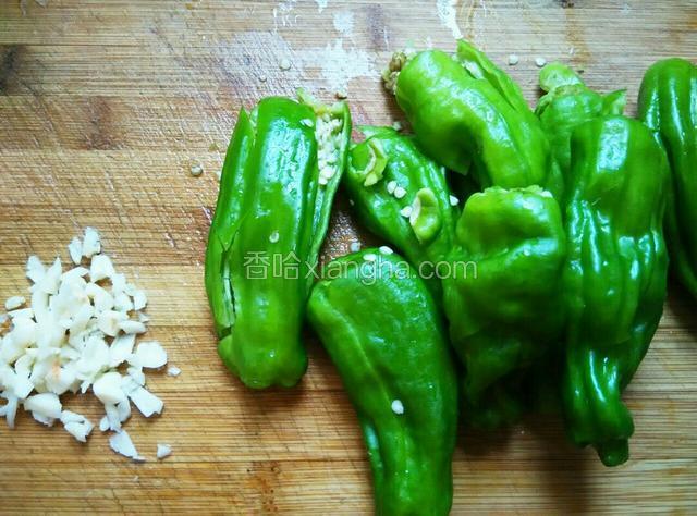 青椒拍扁，也不要拍的太碎，蒜切粒
