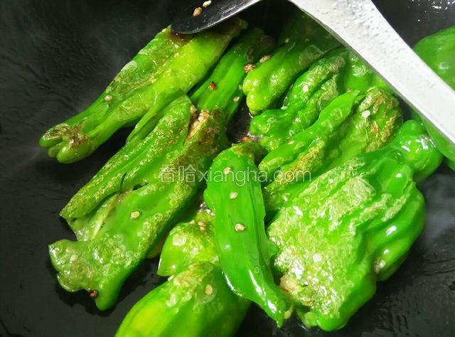 锅烧热，倒油烧热，再倒入青椒，煎至两面起皮