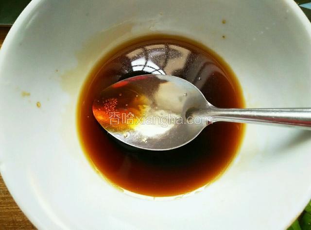 拿一个小碗，放入生抽，料酒糖和盐，搅匀