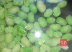 蚕豆香菇炒鸡蛋的做法图解2