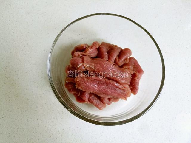 用手抓匀后，腌制15分钟。