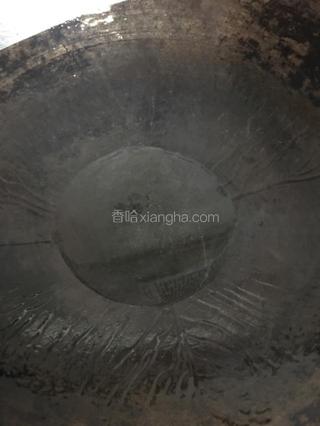 油锅热油，倒入适量食用油；