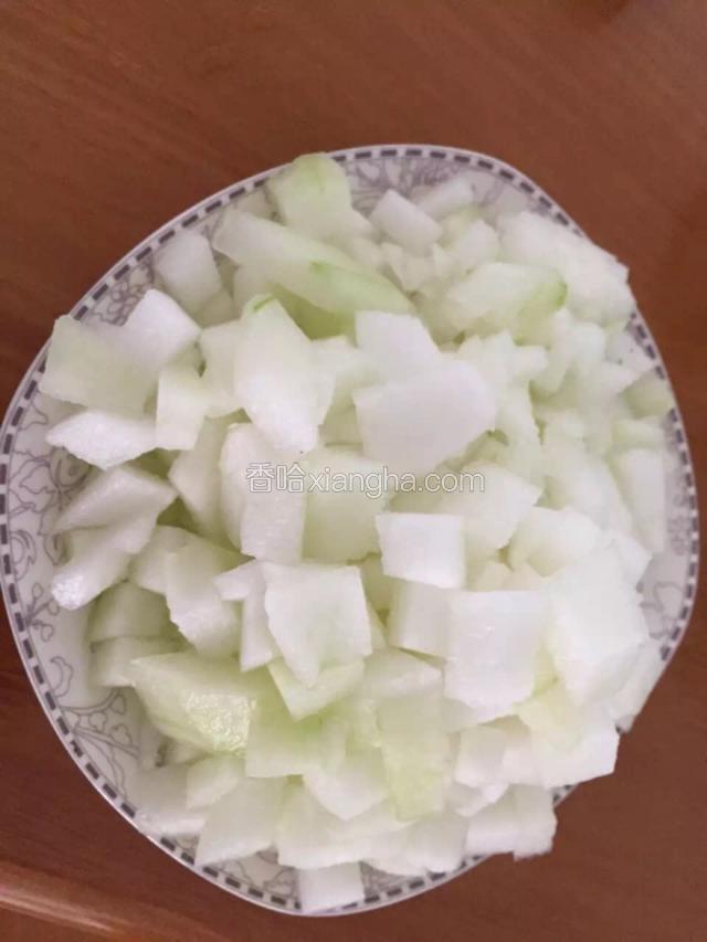 冬瓜去皮去籽切成小粒