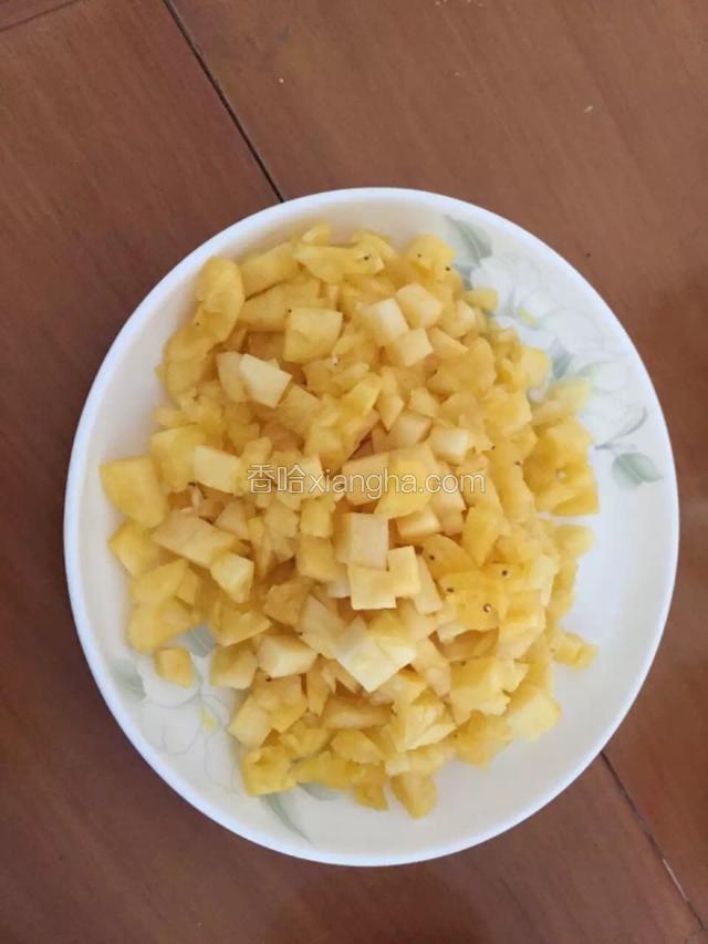 凤梨也切成小粒