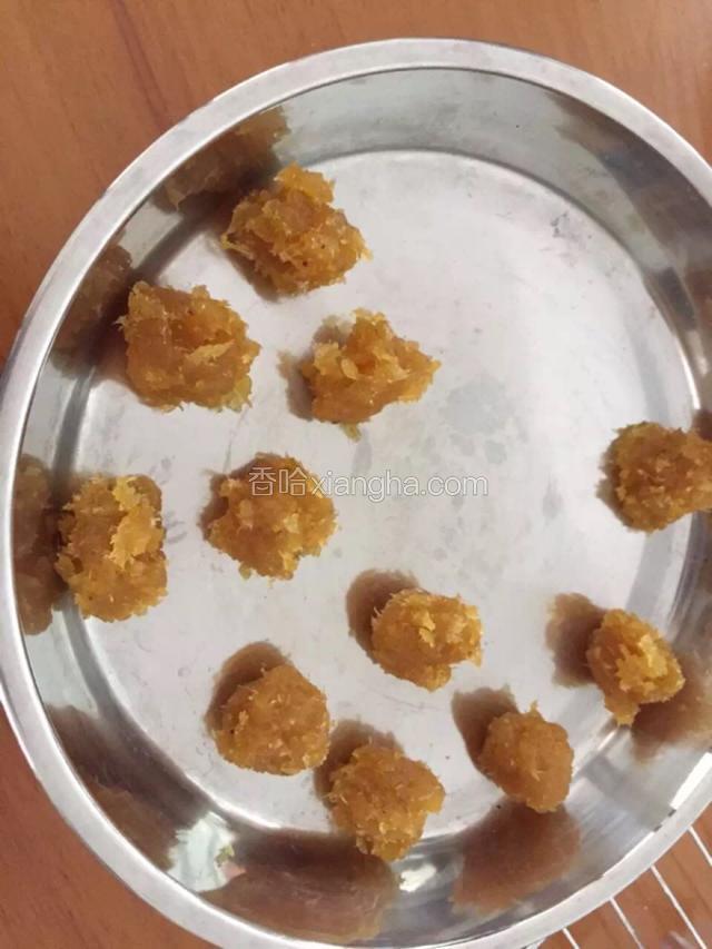 炒好的馅分成小份