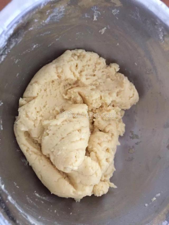 和好面，擀成面皮，包入做好的馅，用可爱的模具压好