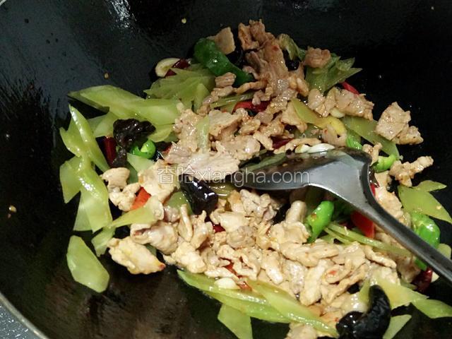 再放入莴苣肉片一同炒一会儿，此时放入盐，味精关火，起锅装盘即可。