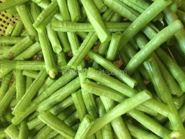 将豇豆捞出冲洗干净，摘好备用