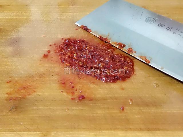 取适量的豆瓣酱用刀剁碎。