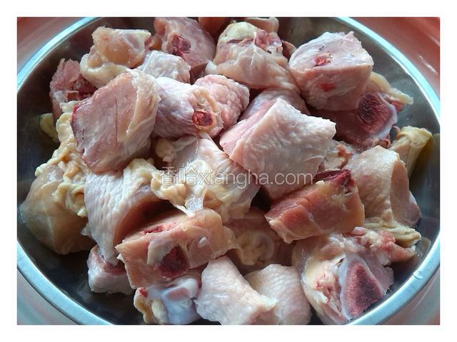 鸡肉剁成适当的块