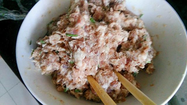 肉切碎成泥，加所有调料拌匀，一个方向拌。