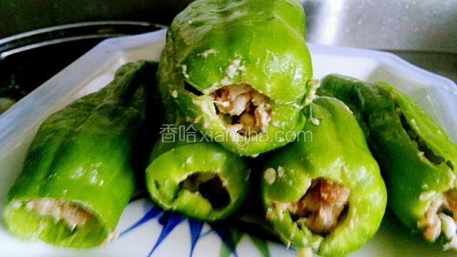 把拌好的肉泥塞进辣椒里面，塞满。