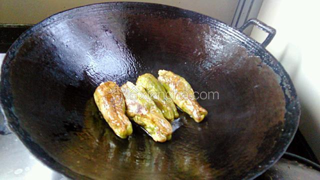 热锅烧适量油，油热下辣椒煎黄。