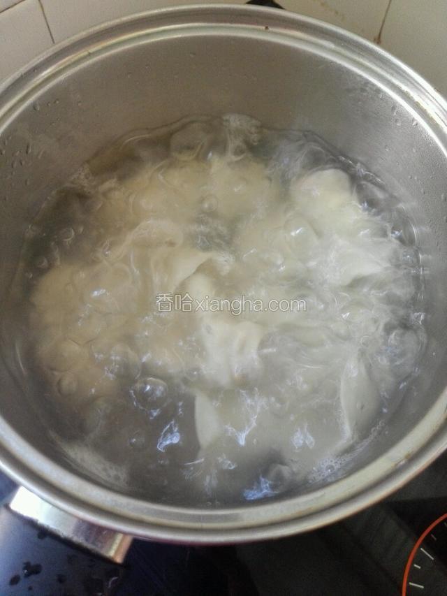然后把水烧开，放鲅鱼饺子放锅煮熟。