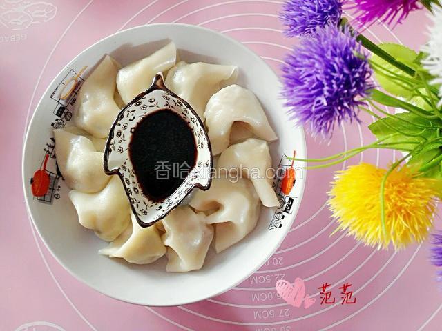 煮好后盛出装盘蘸上陈醋，超美味，不喜欢陈醋的可以蘸辣椒酱，按各人口味。