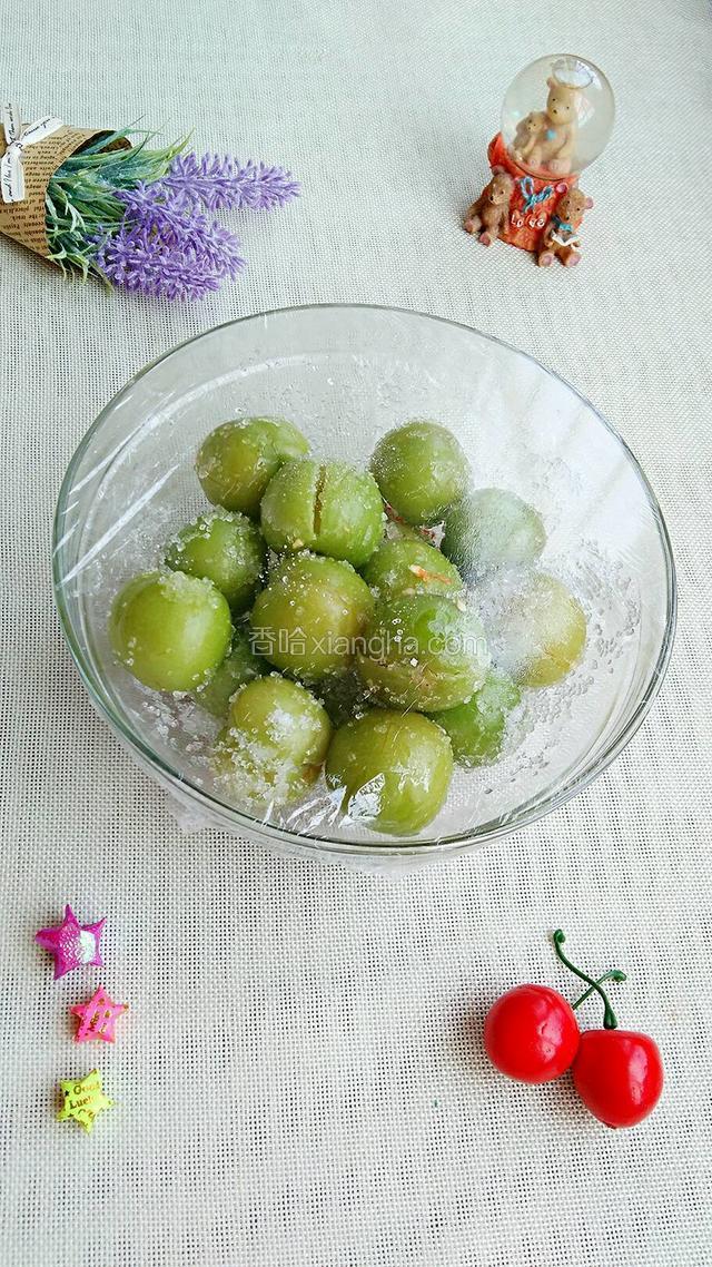 拌匀之后盖上保鲜膜腌制五个小时。