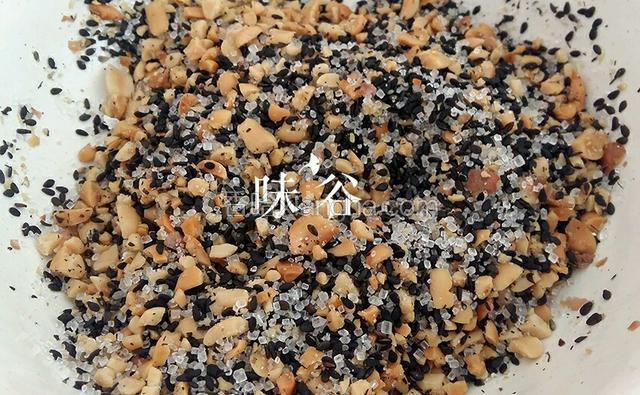 甜的馅料就是把压碎的炒花生和超过的芝麻，白砂糖混合在一起就行，甜的我更喜欢炸着吃