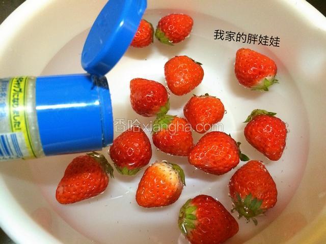 加入少许盐泡一会儿
