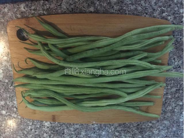 扁豆去掉头尾和扁豆筋洗净备用