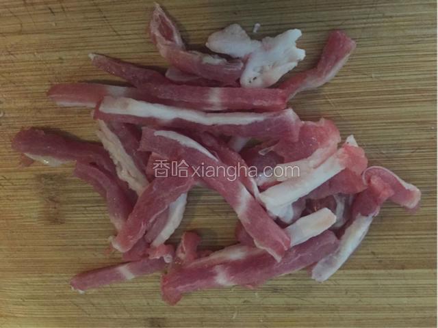 猪肉洗净切丝备用