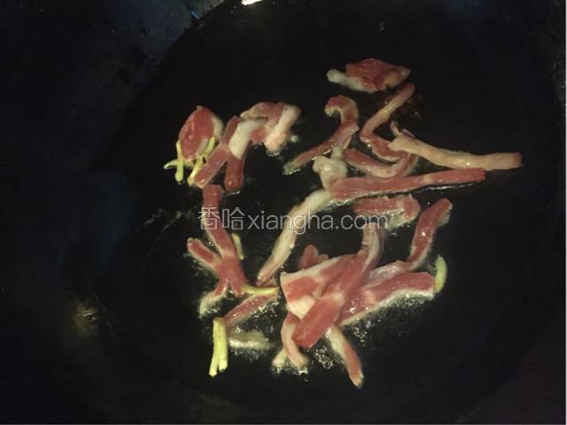 热锅冷油，油热加入葱花，八角炒香加入猪肉翻炒至变色