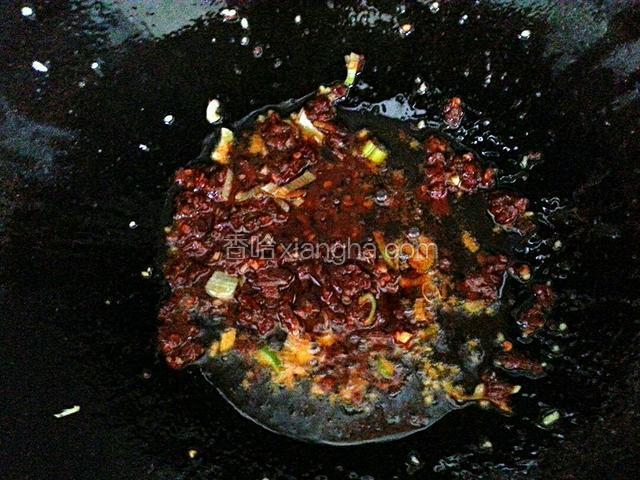 锅中倒入底油，加入豆瓣酱，辣妹子，葱，姜，炒出香味。