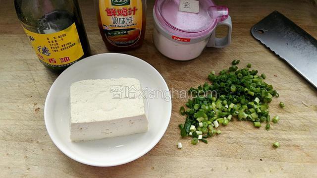 准备食材，小葱洗净切碎