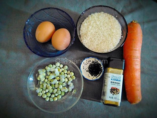 准备食材。鸡蛋，大米，胡萝卜，豌豆粒，咖喱粉，黑白芝麻少许。