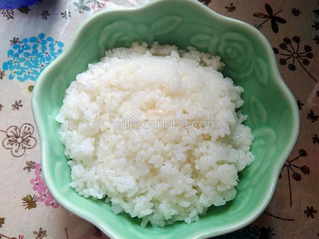 大米淘洗干净加适量清水煮成米饭，煮好的米饭取出，用饭铲拍松散。放入冰箱冷藏一小时左右。