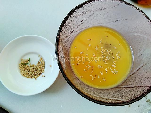 我在蛋液里加了点白芝麻，这样炒出来味道会更香。