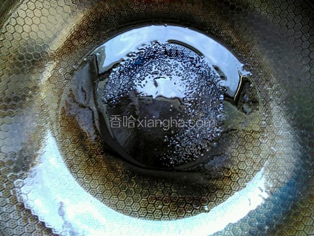 起锅，倒适量食用油。油量可比平时多一些，再加一勺食盐，这样炒出来的饭比较有味道。
