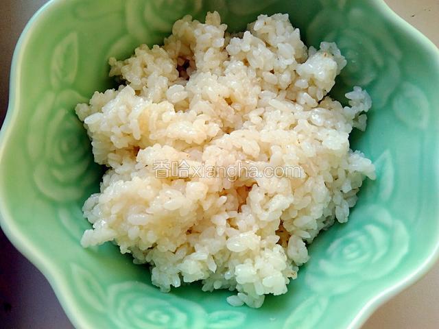 炒制松散的米饭盛出待用。