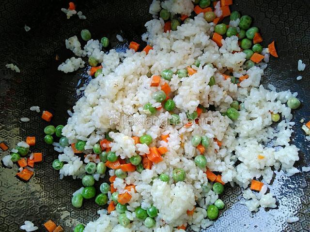 翻炒均匀，使米饭和食材均匀混合。