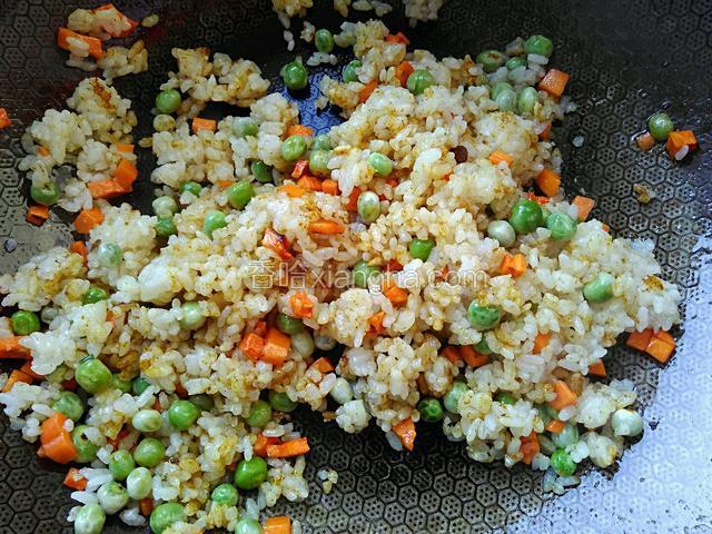 翻炒均匀，使锅中米饭等均匀裹上咖喱。