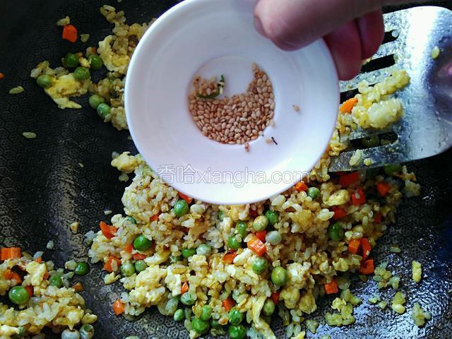 加入适量的白芝麻。