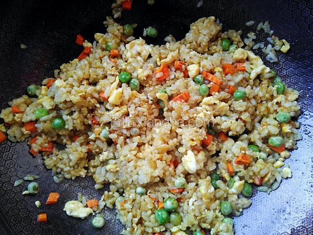 翻炒均匀。加半勺味精，一勺料酒提香。即可出锅。