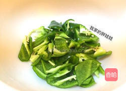 尖椒炒鸡蛋的做法图解1