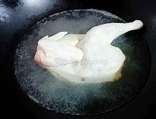 然后锅中烧沸水，把鸡肉放下去过一下水，然后捞出