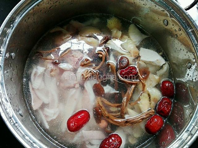 然后把鸡肉和猪肚都切块放入干净的锅里，把廿六它材料也放下去，加入水没过材料就好，
