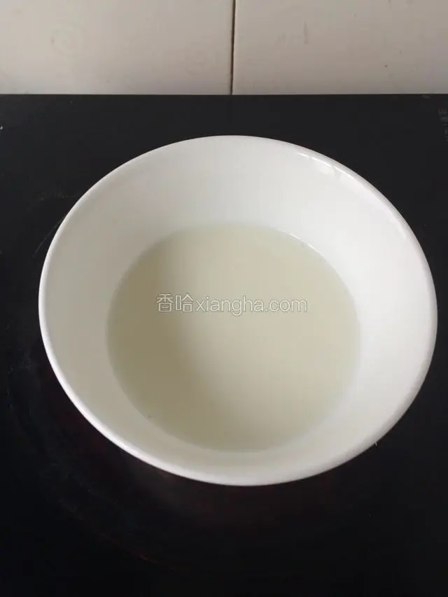 牛奶加细砂糖，放电磁炉上加热，或微波，隔水加热都可以