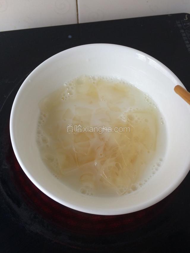 砂糖融化后加入泡软的吉利丁片，加热到吉利丁片完全融化，放置待用