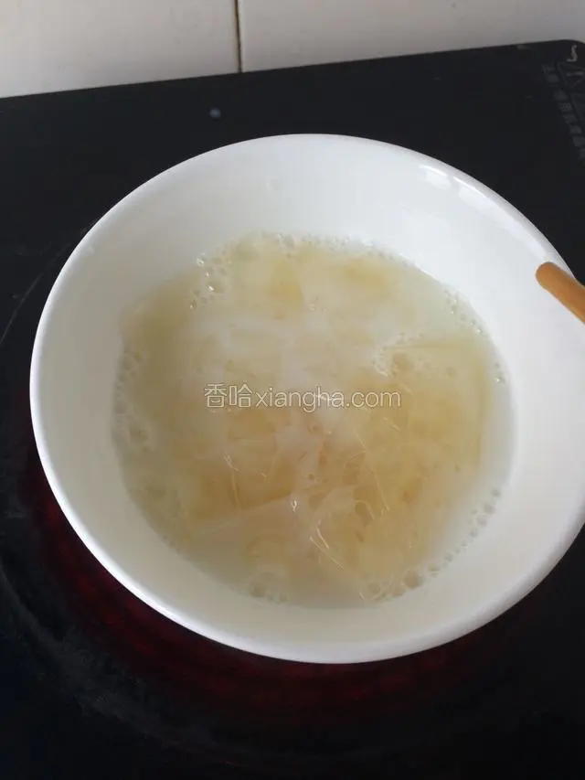 砂糖融化后加入泡软的吉利丁片，加热到吉利丁片完全融化，放置待用