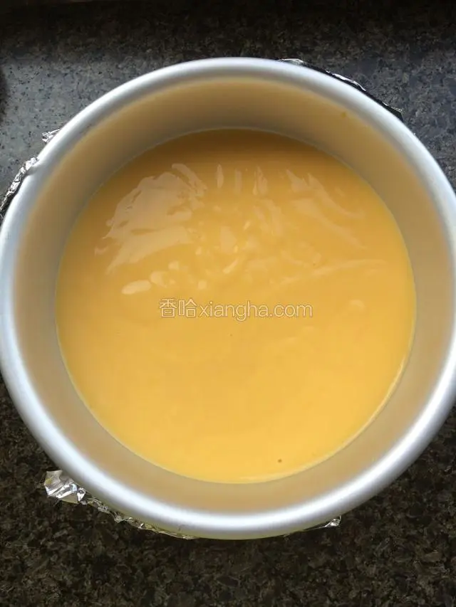 倒入一半的慕斯糊，震动一下，让慕斯糊平整