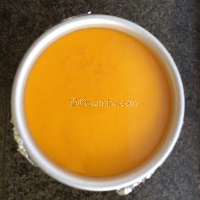 把镜面液用小勺均匀的倒在冷藏好的慕斯上，最后轻轻晃动一下模具盒，使镜面液均匀平铺在慕斯上
