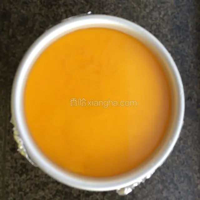 把镜面液用小勺均匀的倒在冷藏好的慕斯上，最后轻轻晃动一下模具盒，使镜面液均匀平铺在慕斯上
