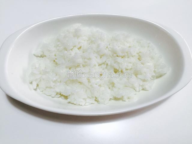 耐热碗里涂上一层薄薄的油、把适当的量的白饭装好