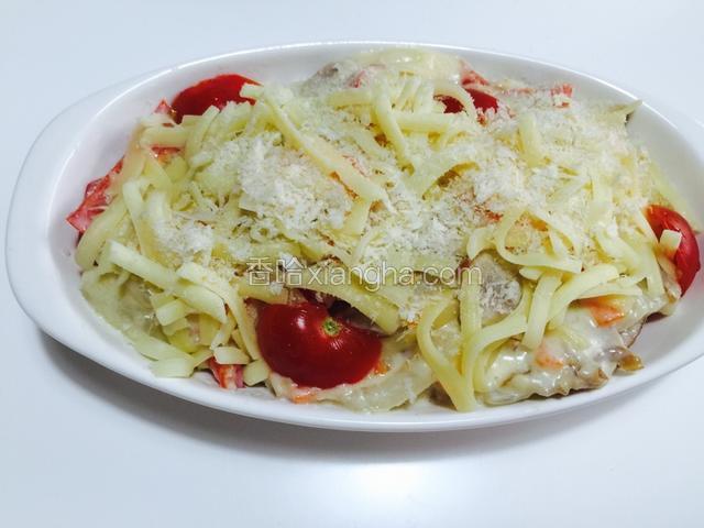 撒上一层芝士条或者芝士片，最上面撒些面包糠、这样烤出来表面脆脆的食感很好