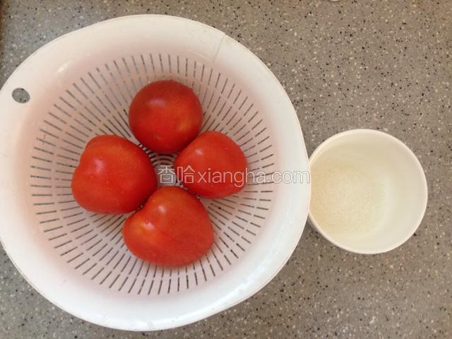 准备食材，西红柿选熟一点的，洗净备用
